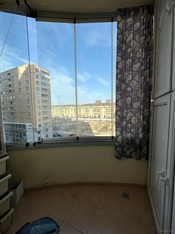 Kirayə verilir 4 otaqlı mənzil 150 m²