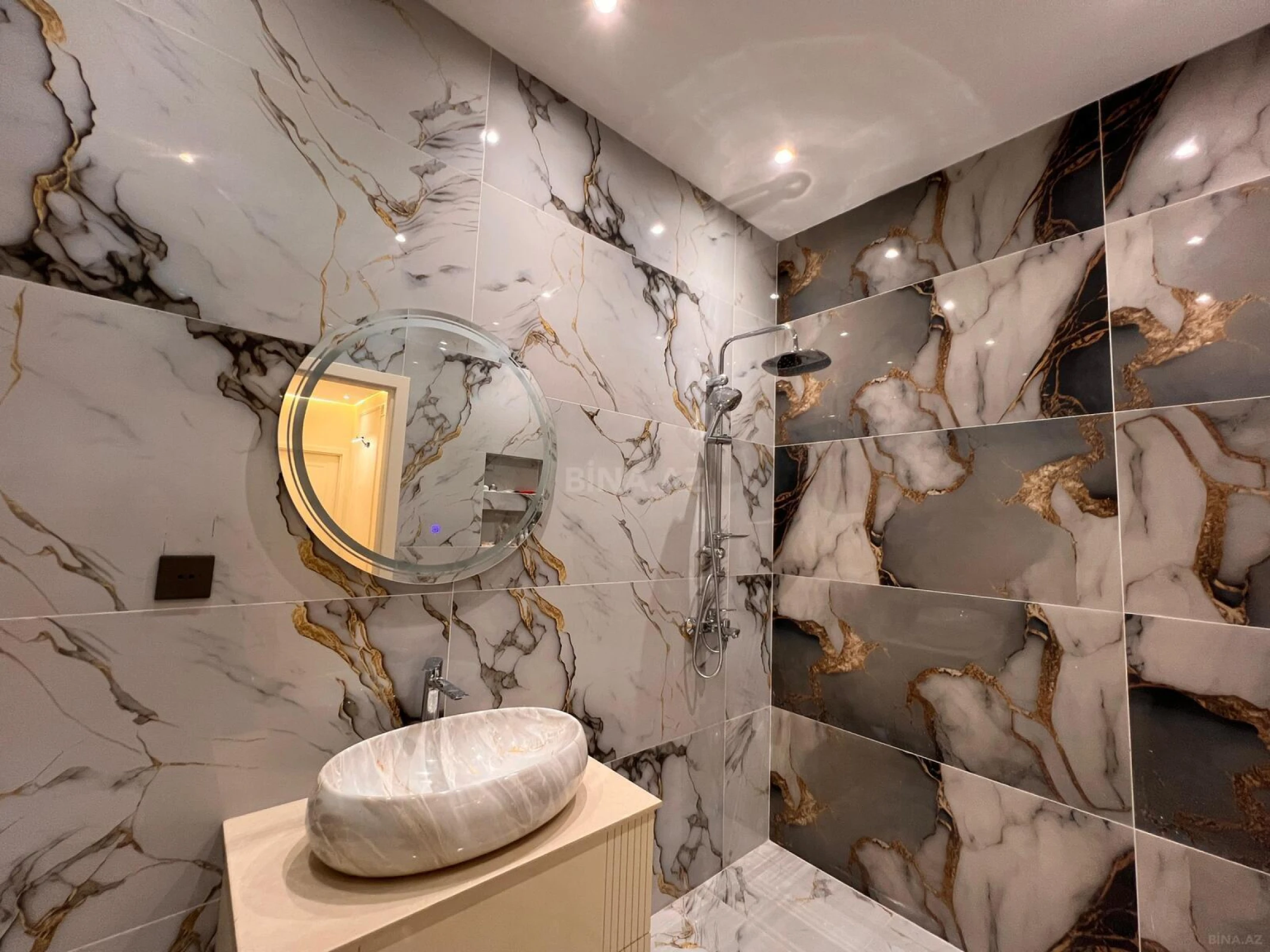 Satılır 2 otaqlı mənzil 105 m²