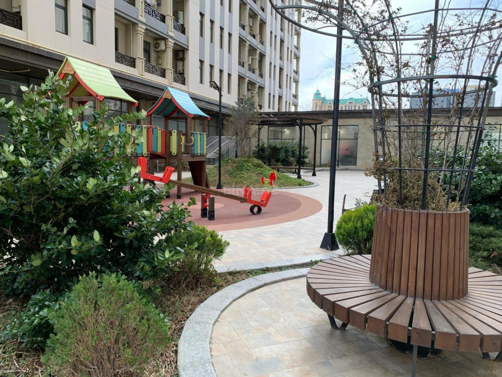 Satılır 3 otaqlı mənzil 139.8 m²