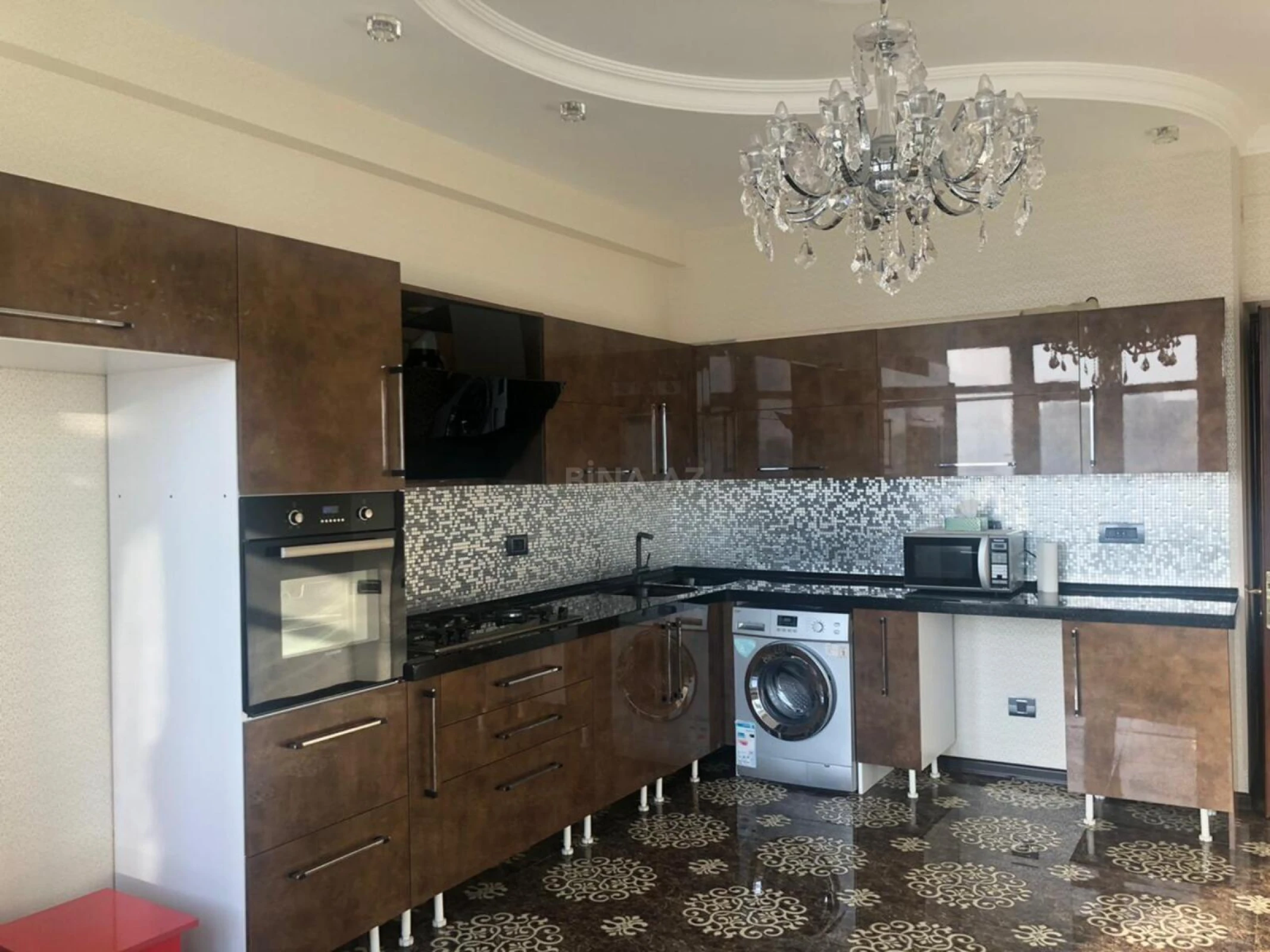 Kirayə verilir 4 otaqlı mənzil 217 m²