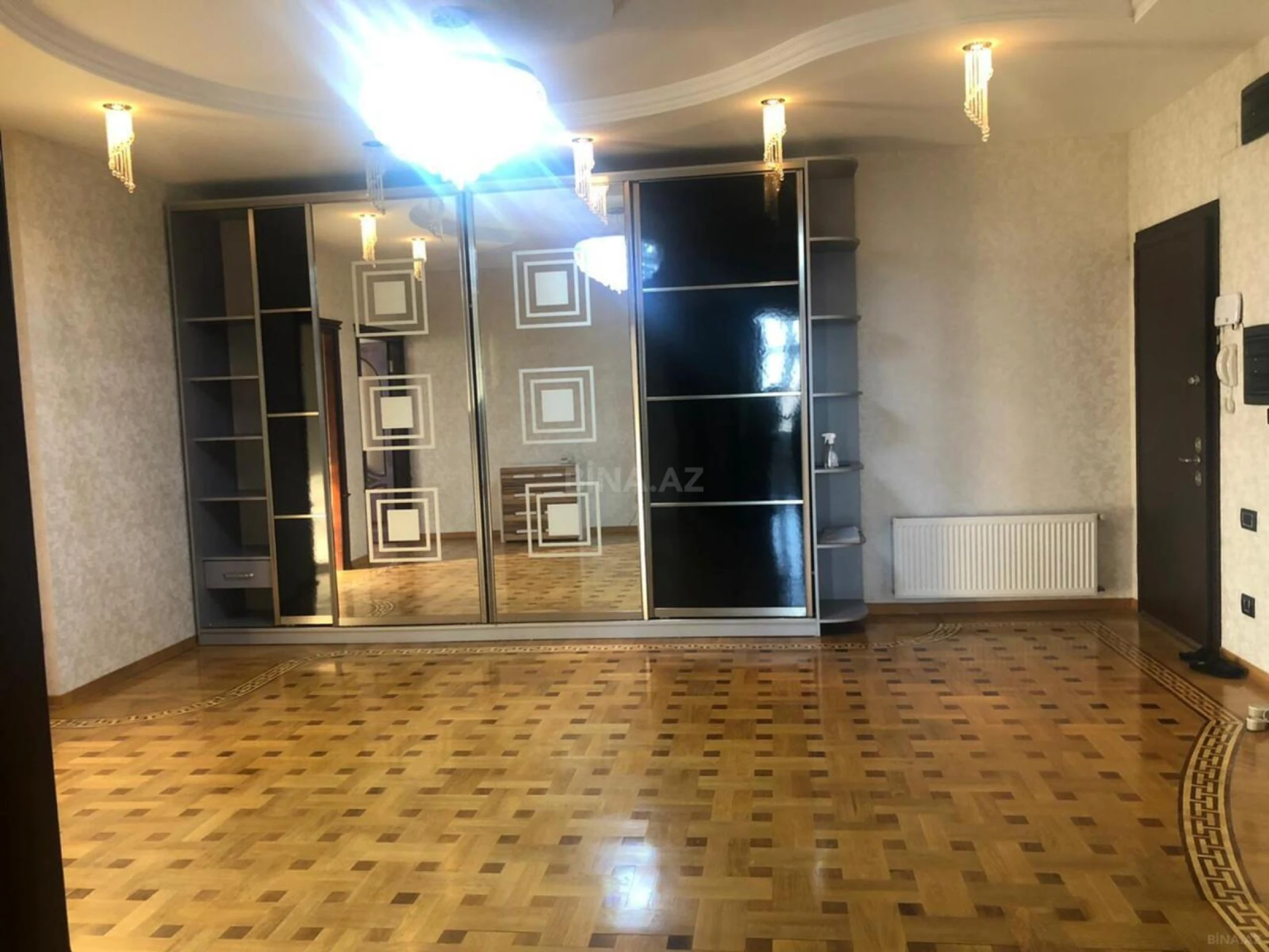 Kirayə verilir 4 otaqlı mənzil 217 m²