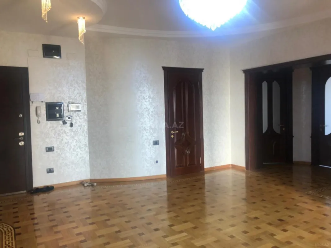 Kirayə verilir 4 otaqlı mənzil 217 m²