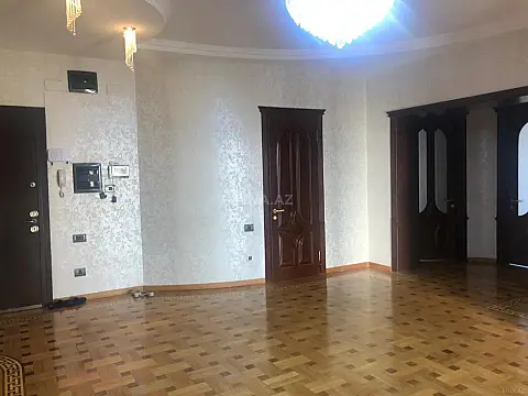Kirayə verilir 4 otaqlı mənzil 217 m²