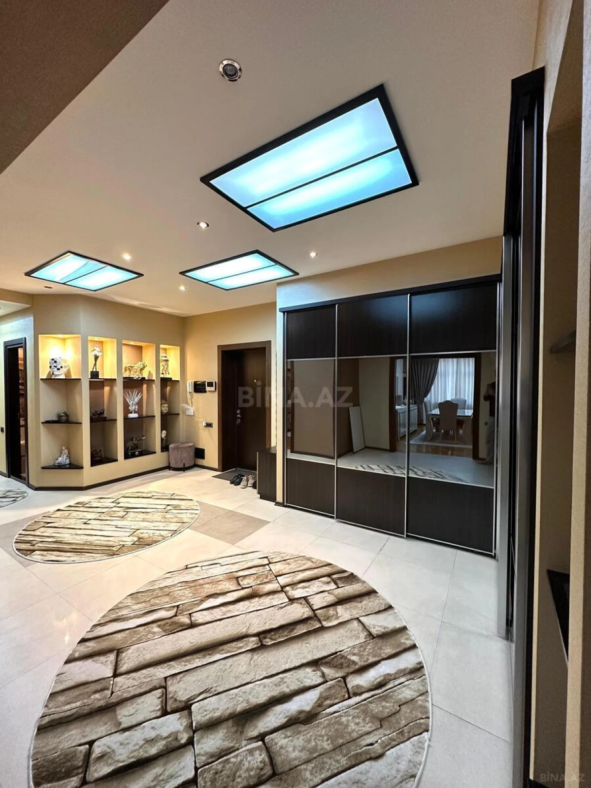 Satılır 3 otaqlı mənzil 170 m²