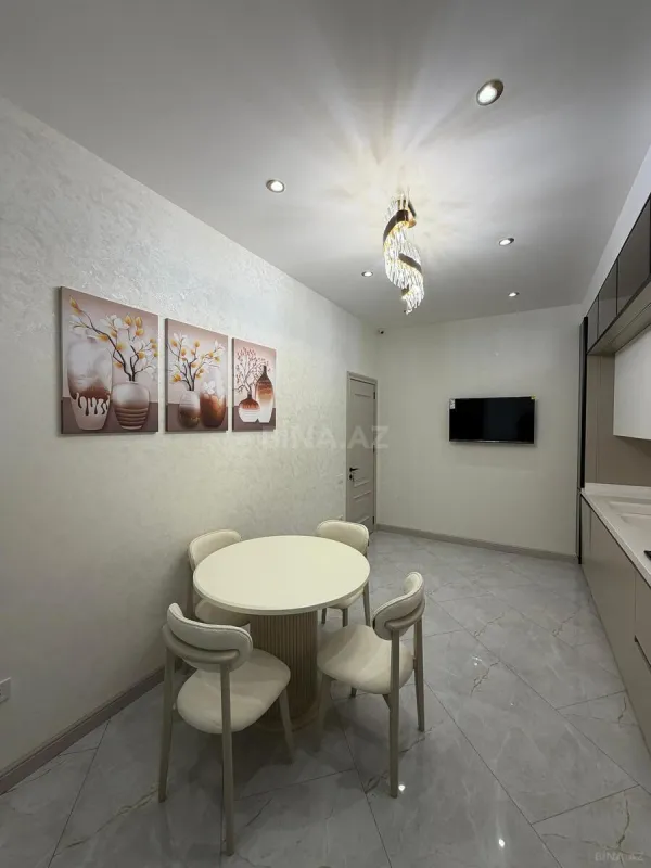Satılır 4 otaqlı mənzil 145 m²