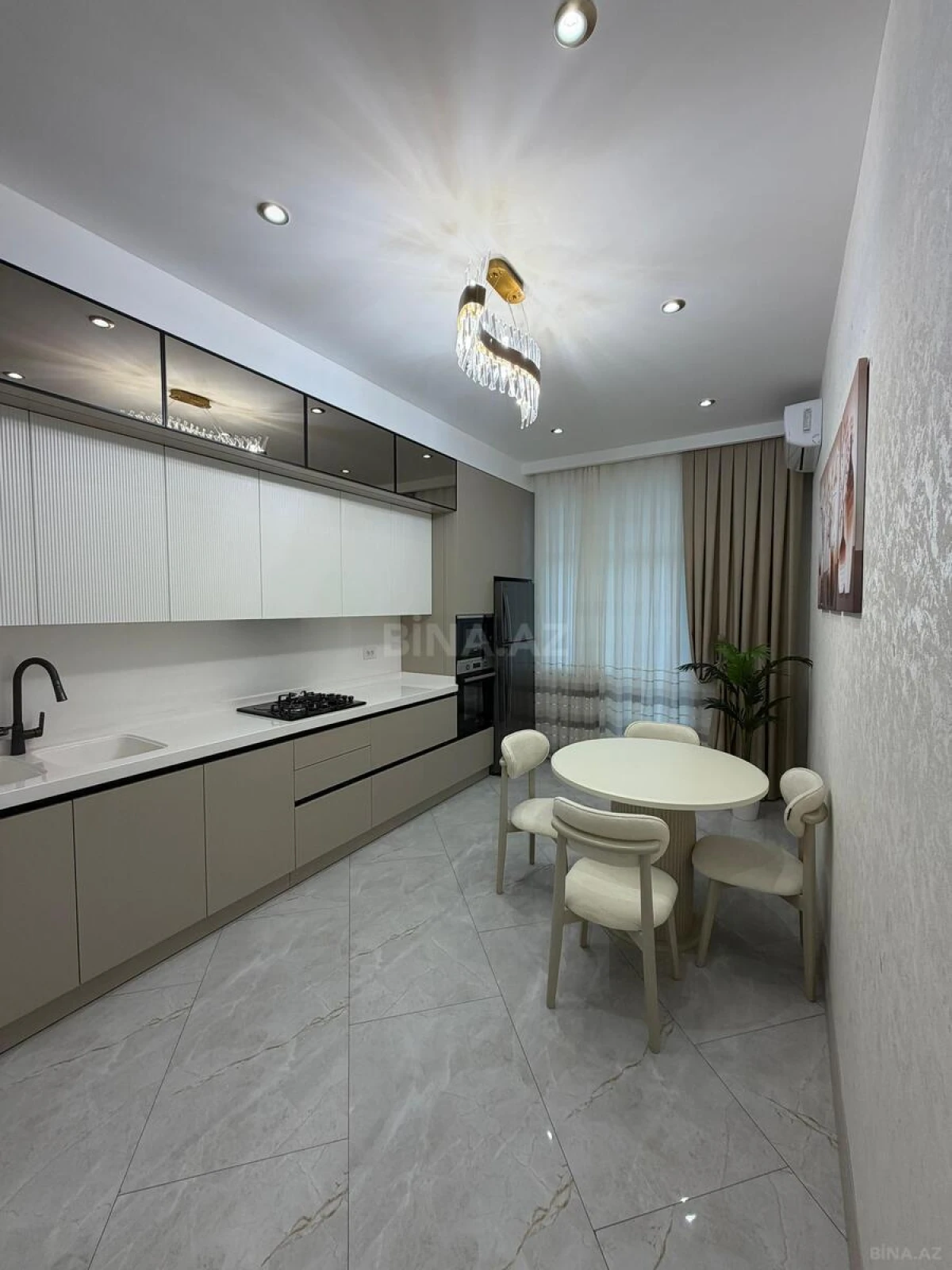 Satılır 4 otaqlı mənzil 145 m²