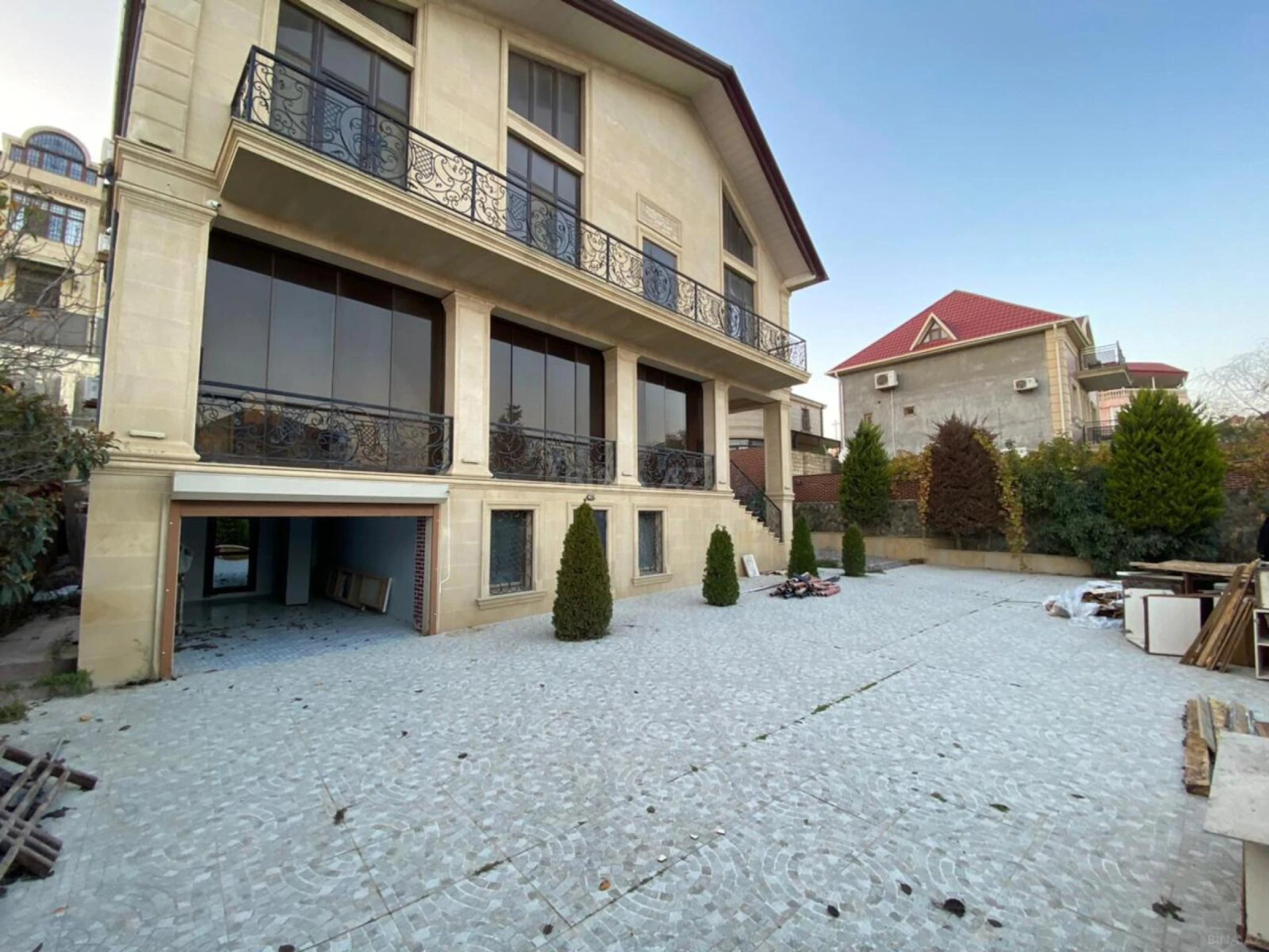 Satılır 5 otaqlı həyət evi 350 m²