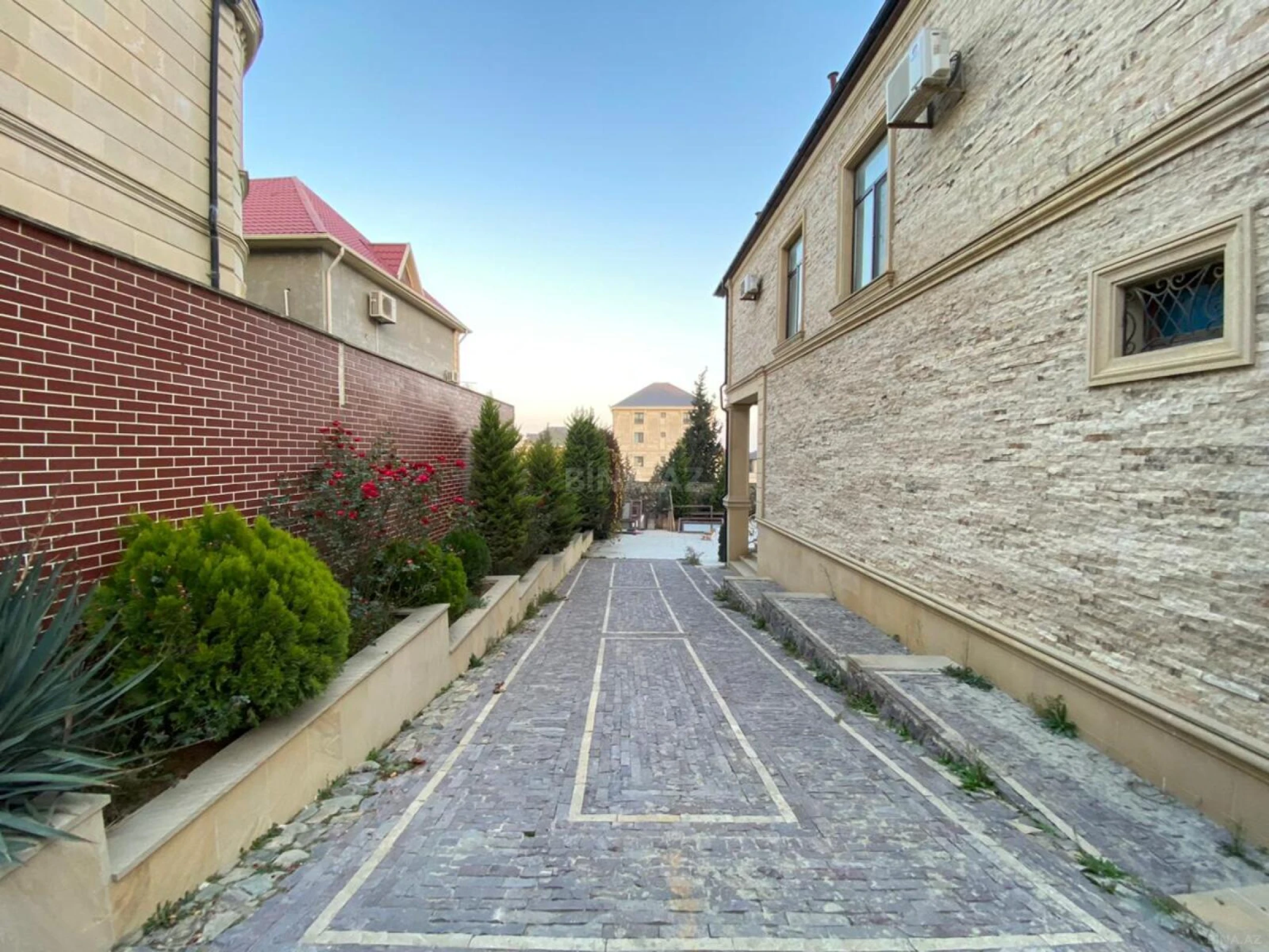 Satılır 5 otaqlı həyət evi 350 m²