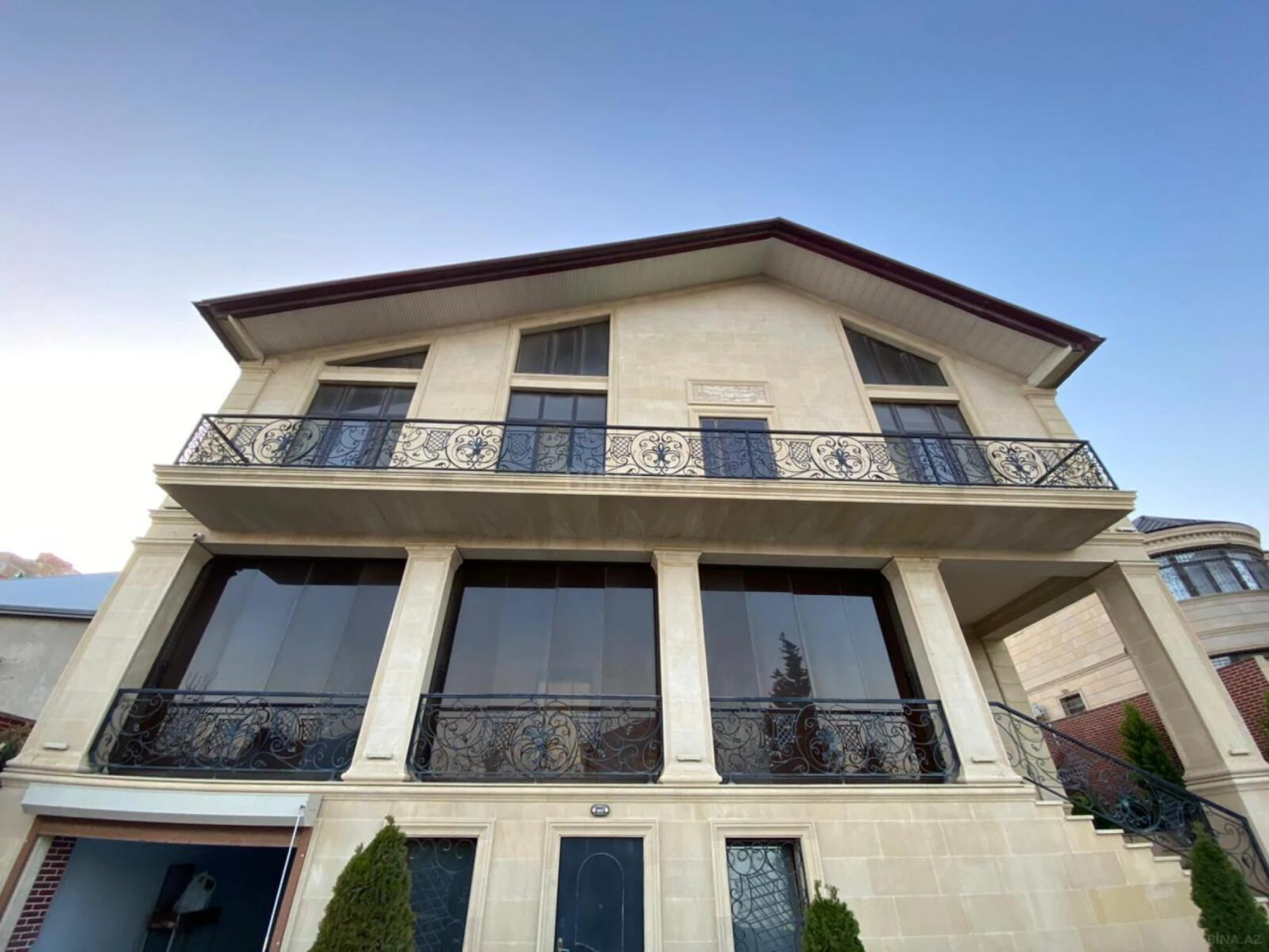Satılır 5 otaqlı həyət evi 350 m²