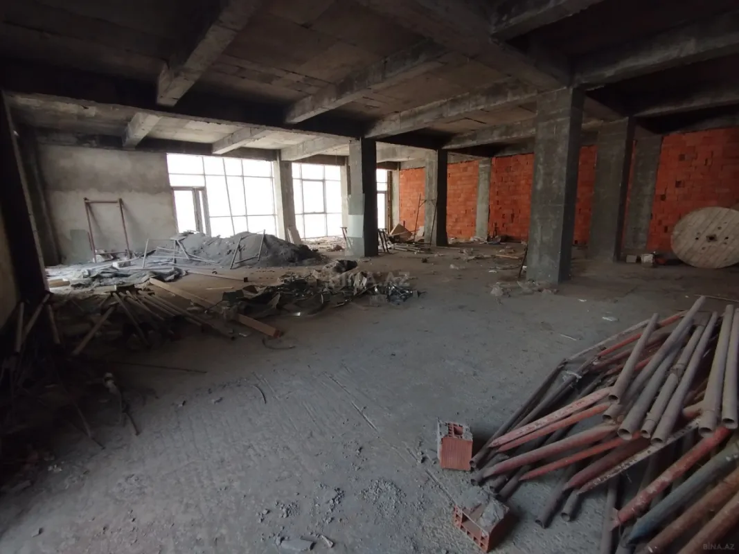 Satılır obyekt 303 m²