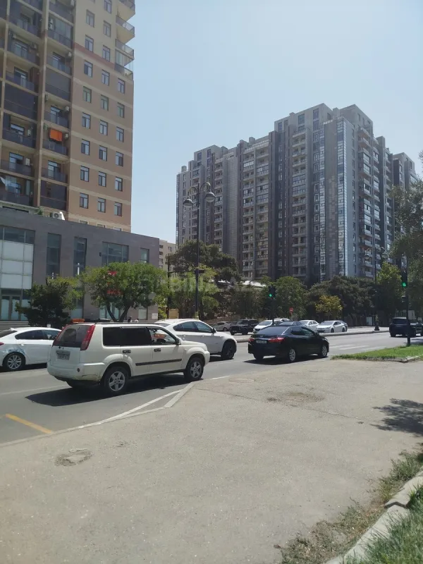 Satılır obyekt 303 m²