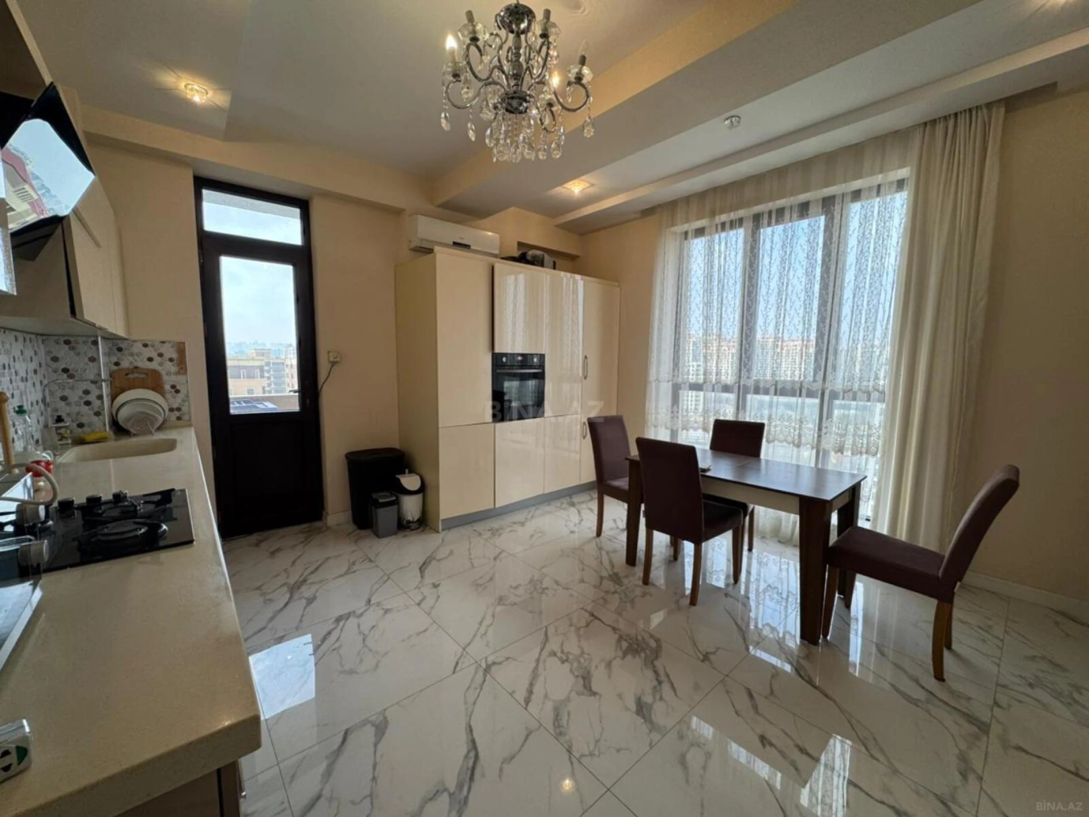 Satılır 4 otaqlı mənzil 185 m²