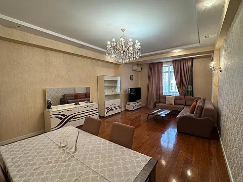 Satılır 4 otaqlı mənzil 185 m²