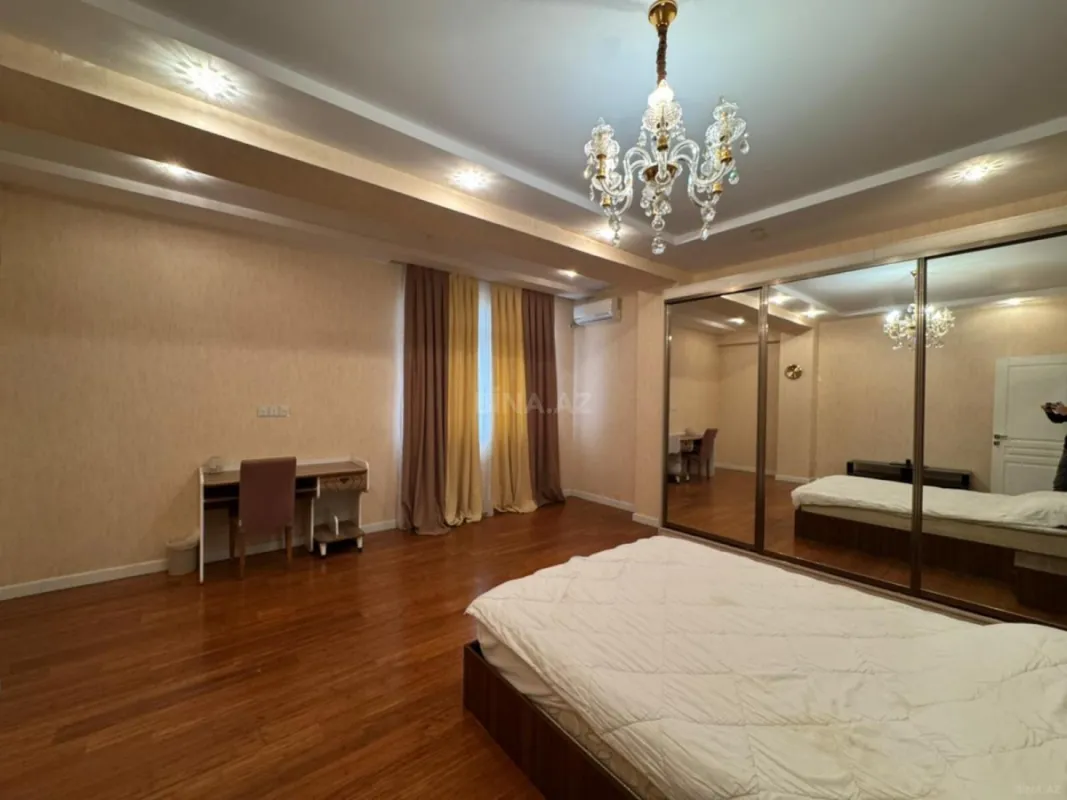 Satılır 4 otaqlı mənzil 185 m²