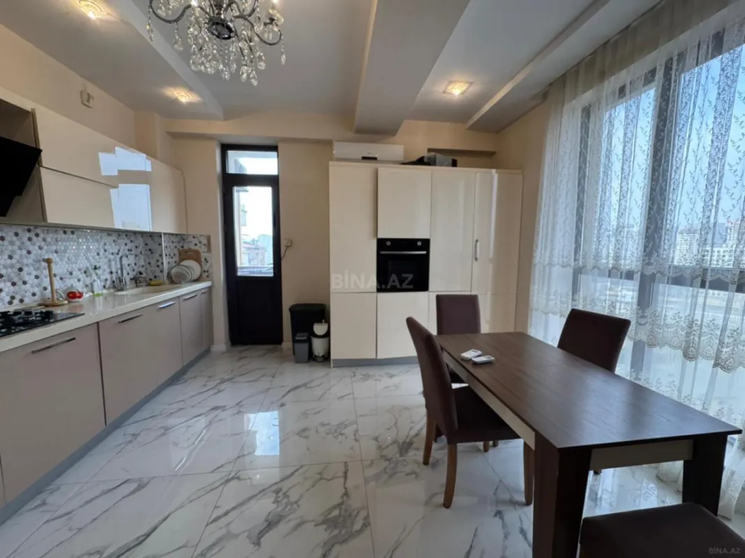 Satılır 4 otaqlı mənzil 185 m²