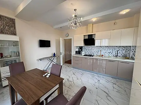 Satılır 4 otaqlı mənzil 185 m²