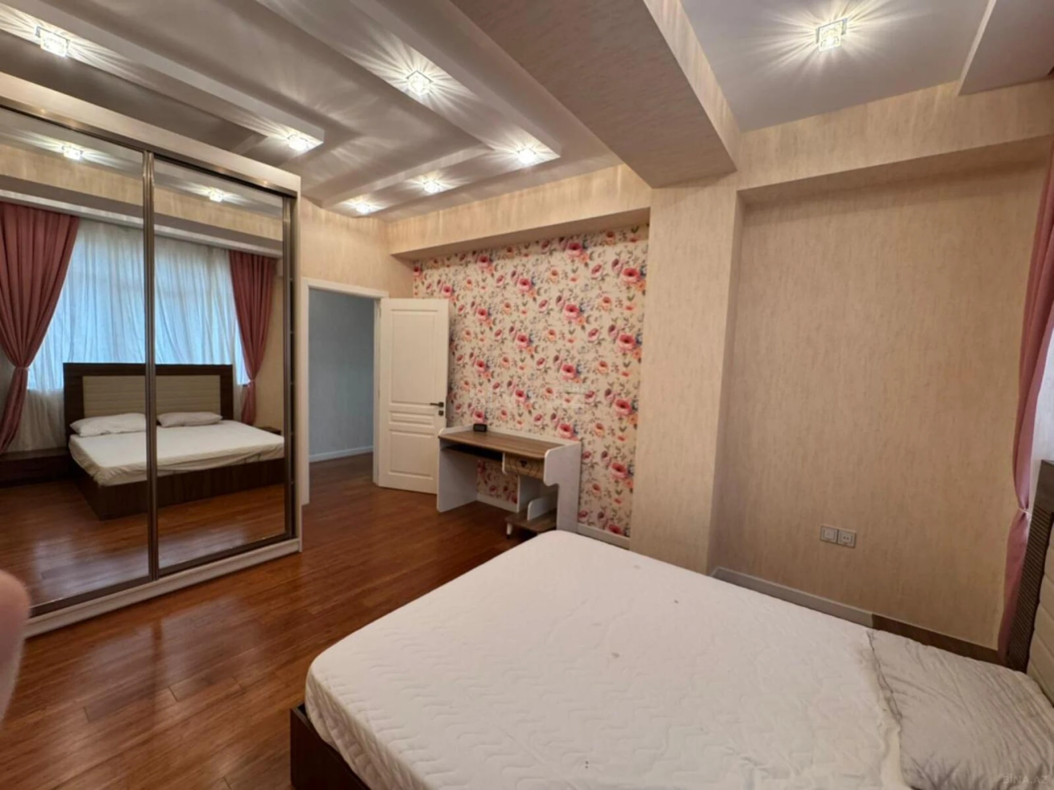 Satılır 4 otaqlı mənzil 185 m²