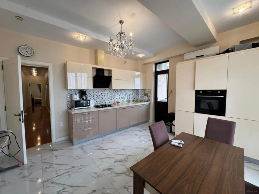 Satılır 4 otaqlı mənzil 185 m²