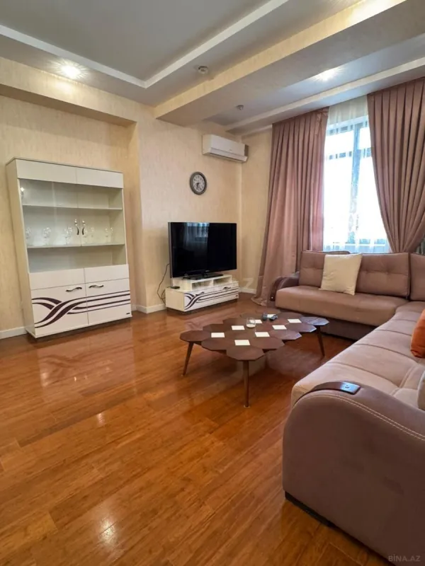 Satılır 4 otaqlı mənzil 185 m²