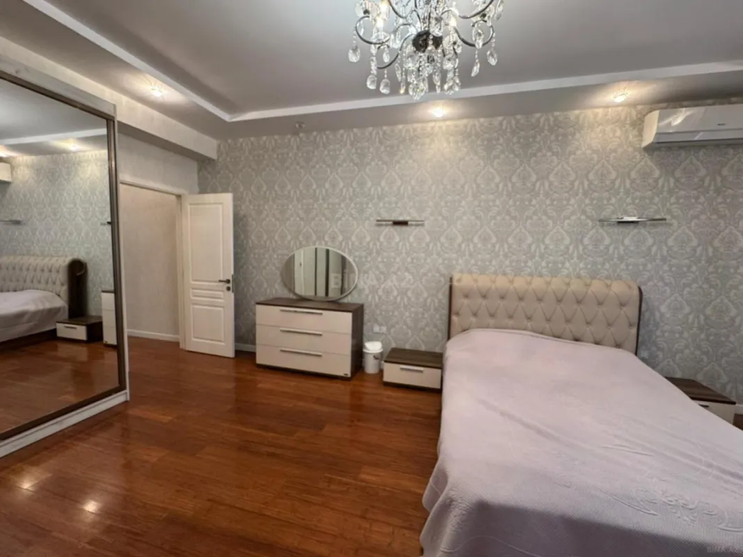 Satılır 4 otaqlı mənzil 185 m²