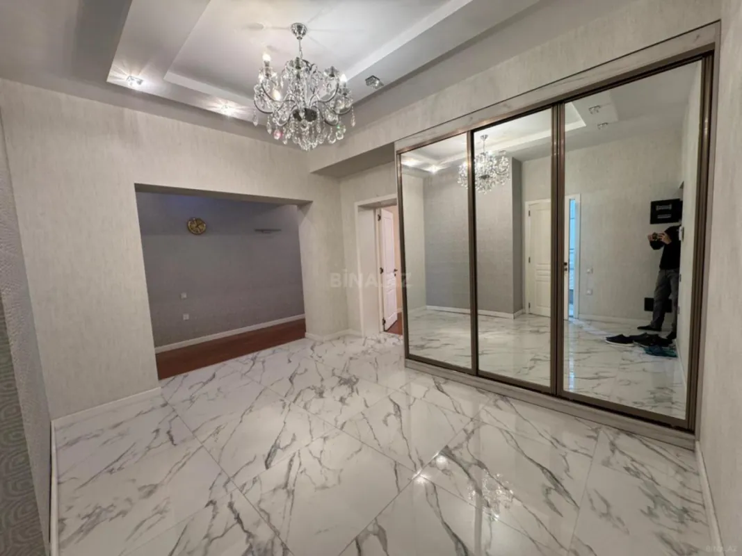 Satılır 4 otaqlı mənzil 185 m²