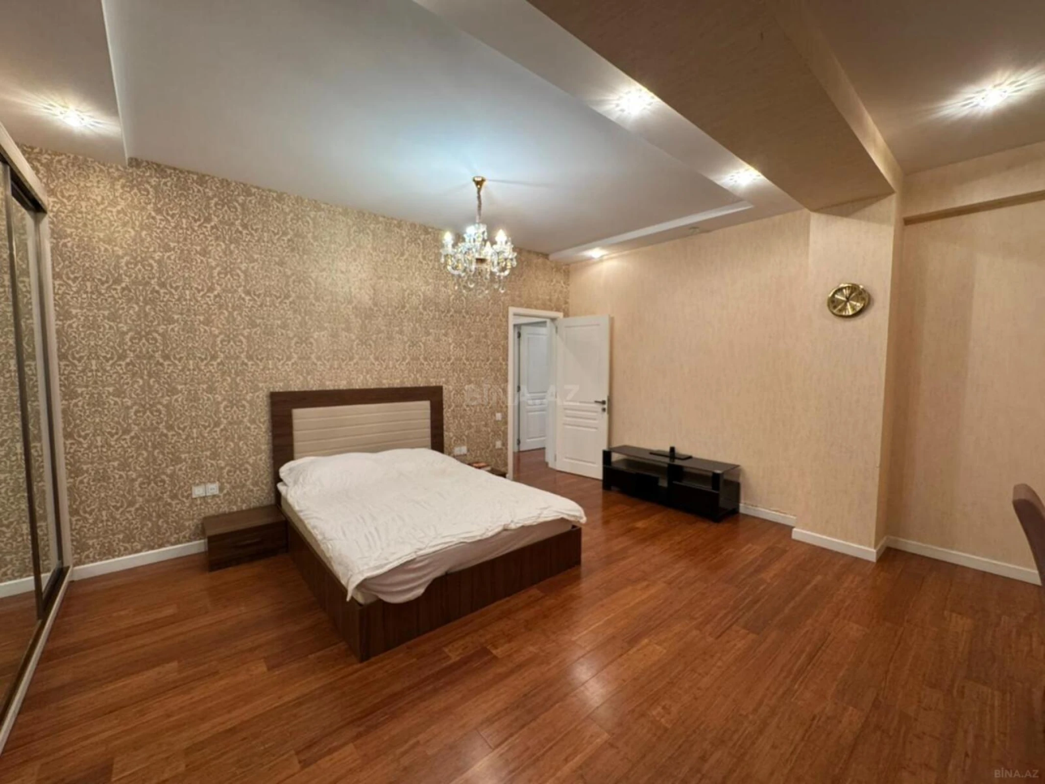 Satılır 4 otaqlı mənzil 185 m²
