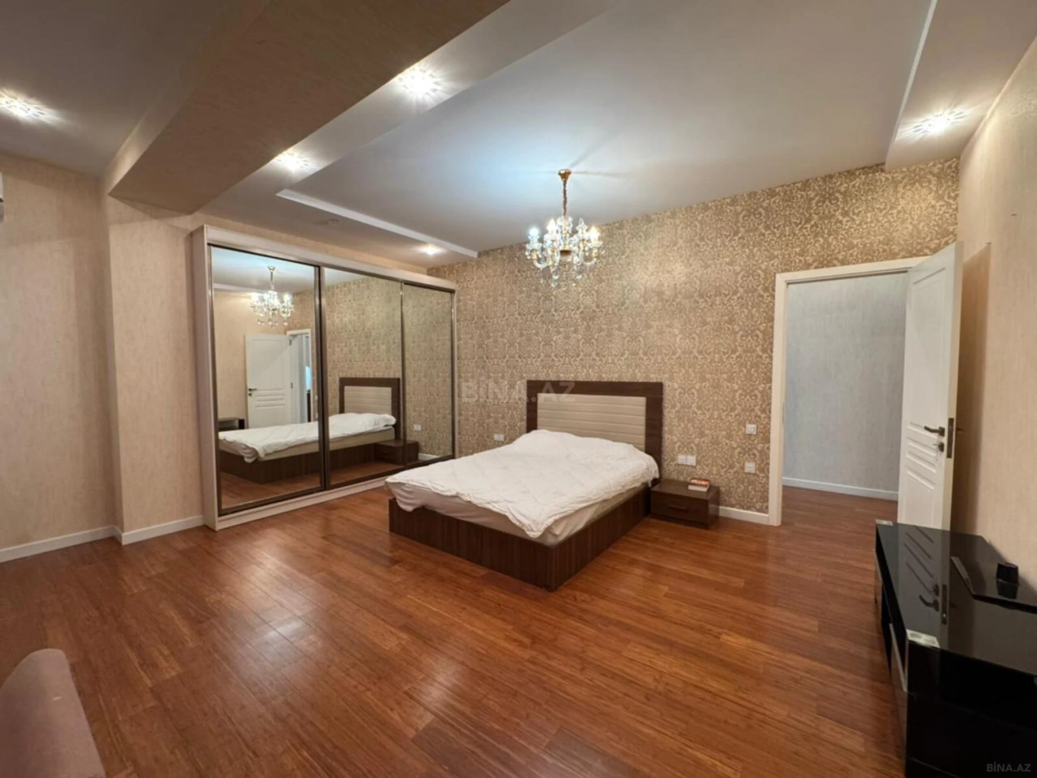 Satılır 4 otaqlı mənzil 185 m²