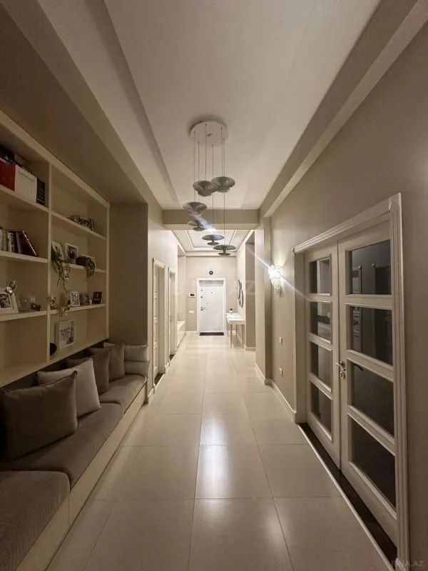 Satılır 4 otaqlı mənzil 200 m²