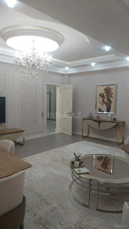 Satılır 3 otaqlı mənzil 134 m²