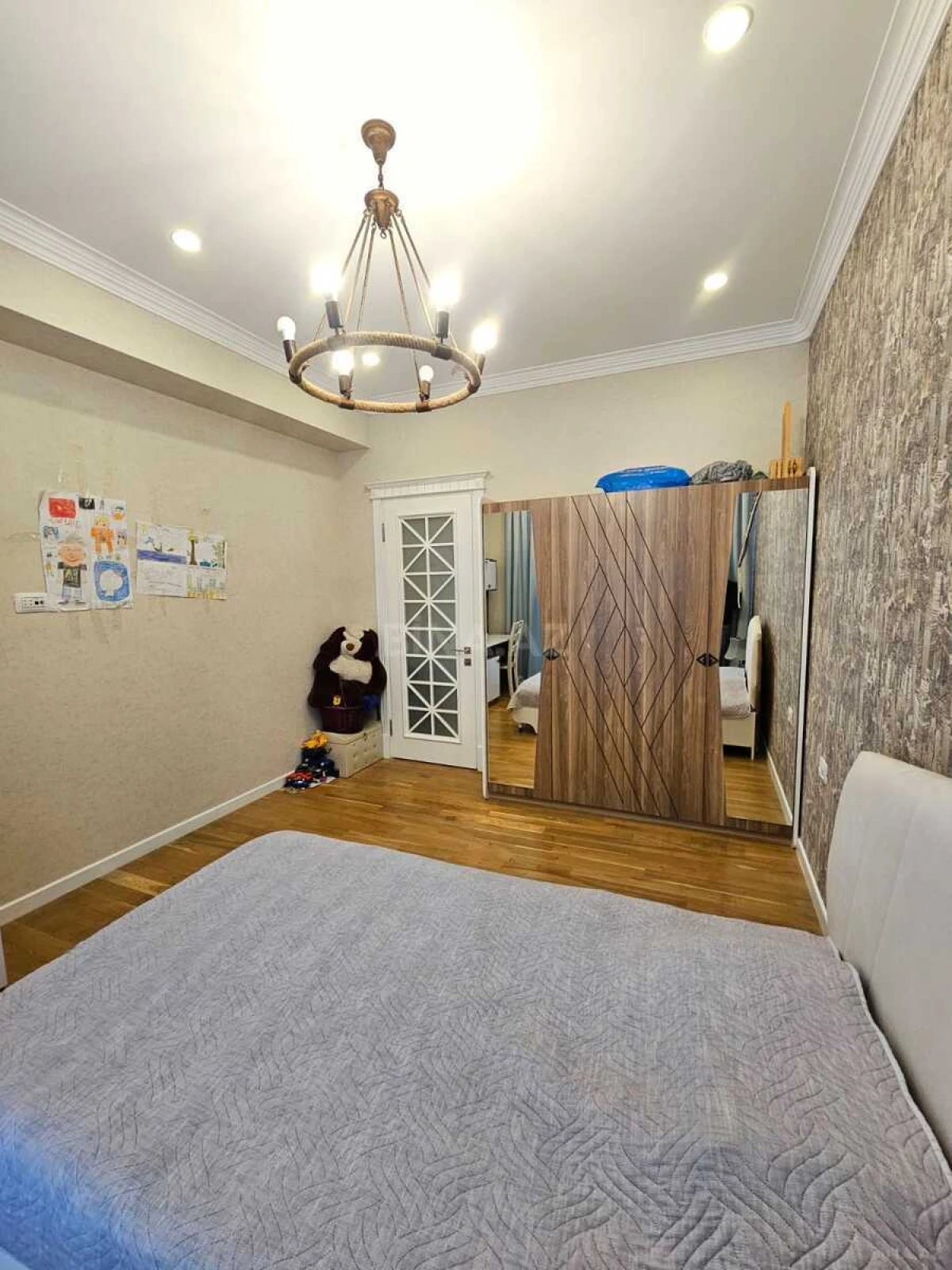 Satılır 4 otaqlı mənzil 209 m²