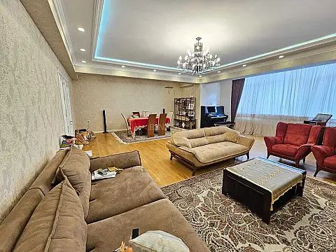Satılır 4 otaqlı mənzil 209 m²