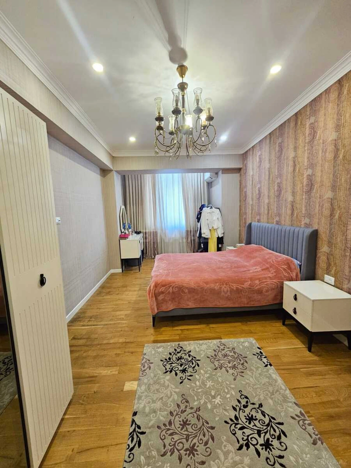 Satılır 4 otaqlı mənzil 209 m²