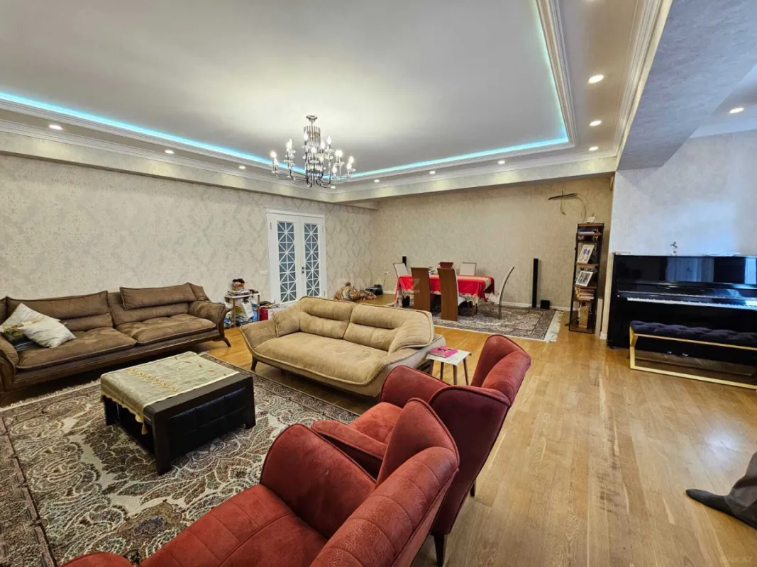 Satılır 4 otaqlı mənzil 209 m²