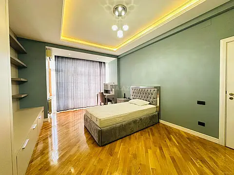 Kirayə verilir 4 otaqlı mənzil 200 m²