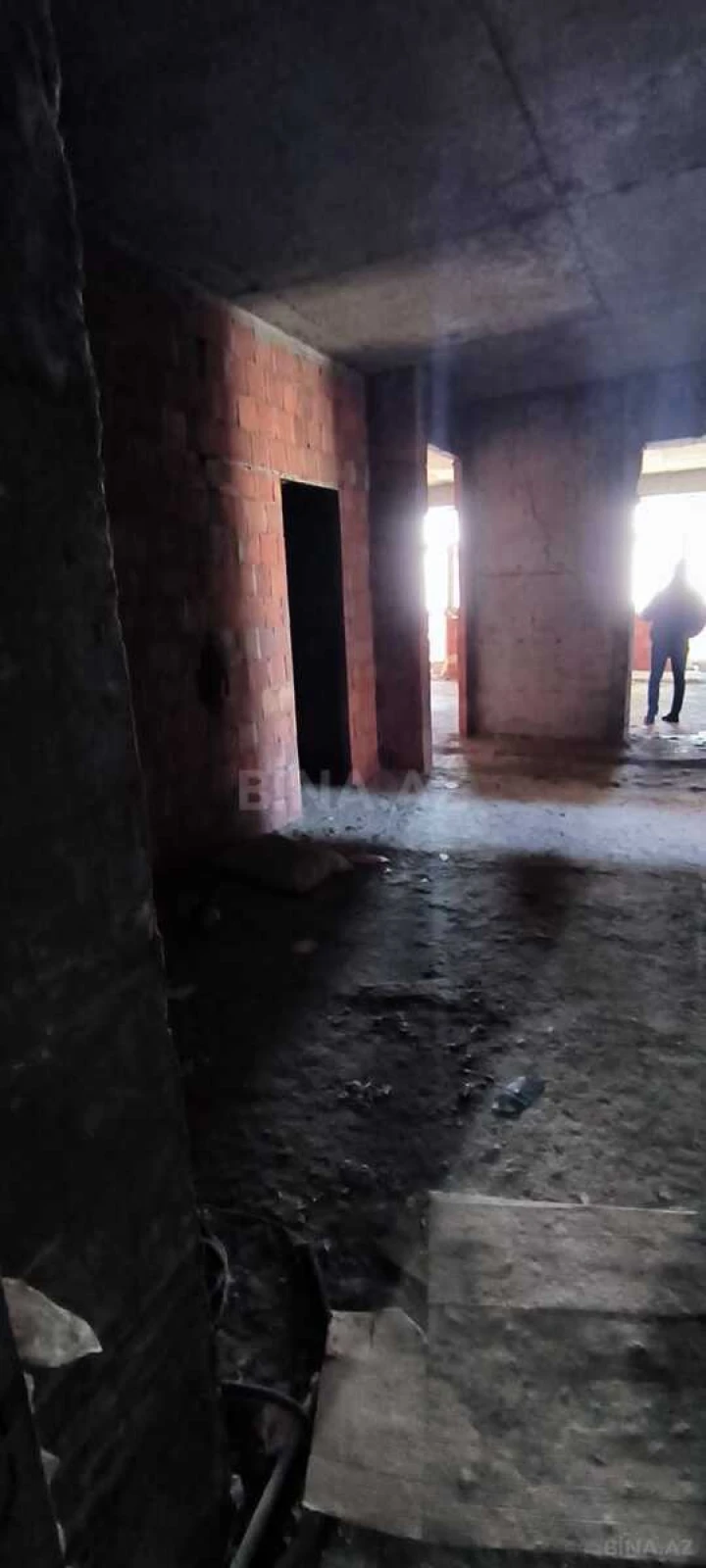 Satılır 4 otaqlı mənzil 147 m²