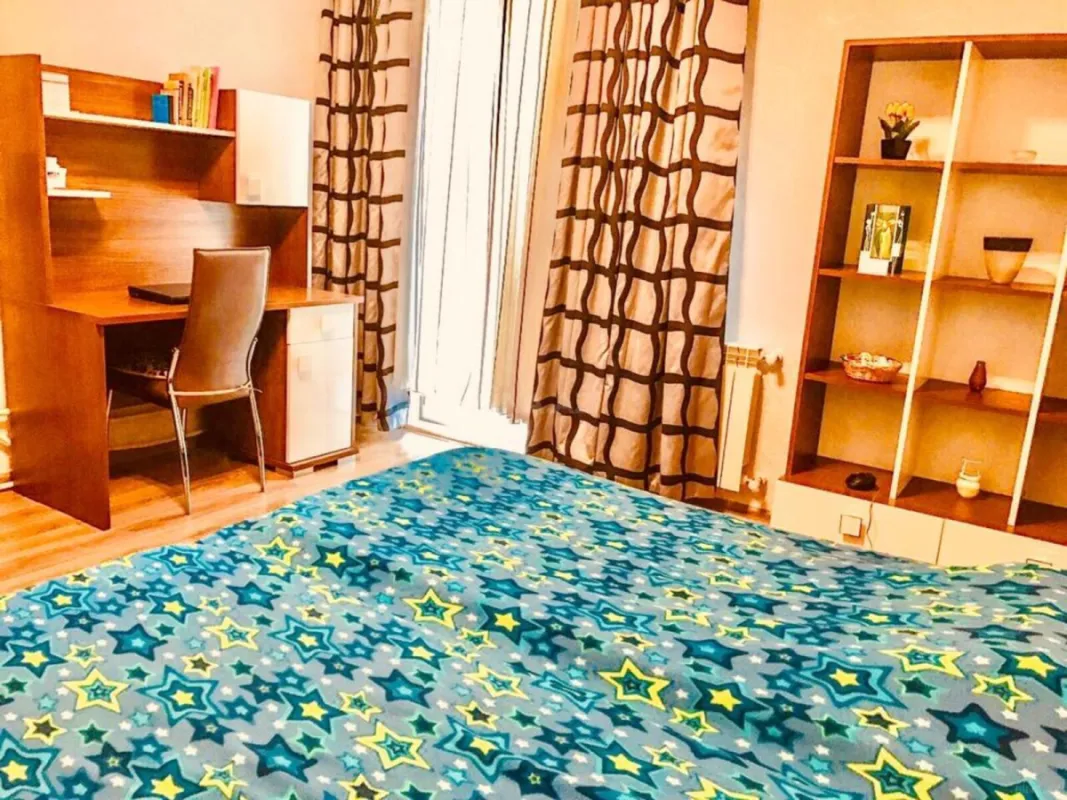Satılır 4 otaqlı mənzil 200 m²