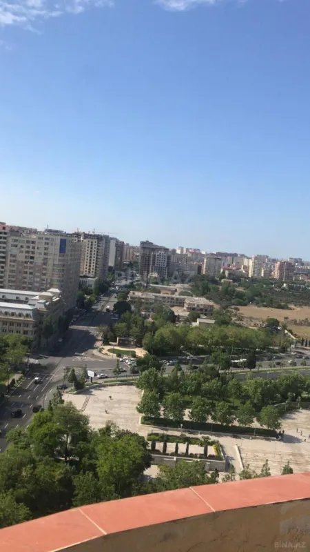 Satılır 4 otaqlı mənzil 200 m²