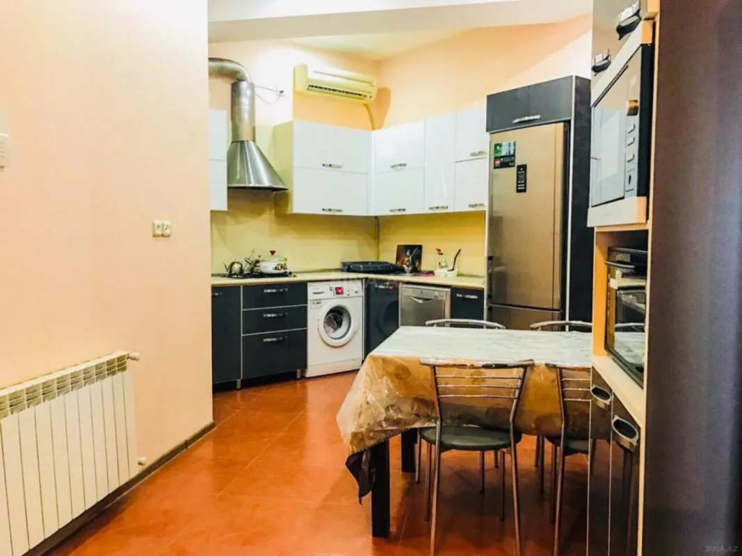 Satılır 4 otaqlı mənzil 200 m²
