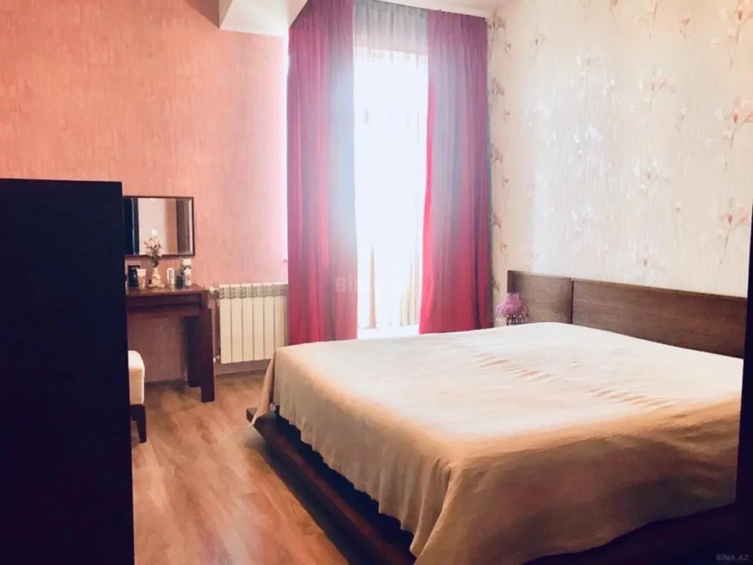 Satılır 4 otaqlı mənzil 200 m²