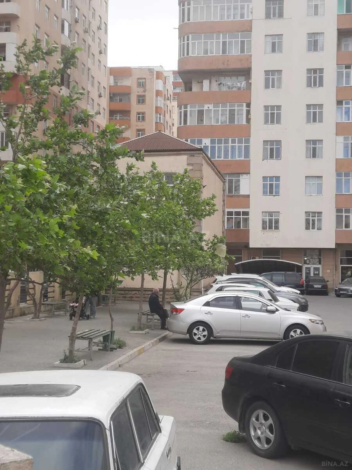 Satılır 3 otaqlı mənzil 126 m²