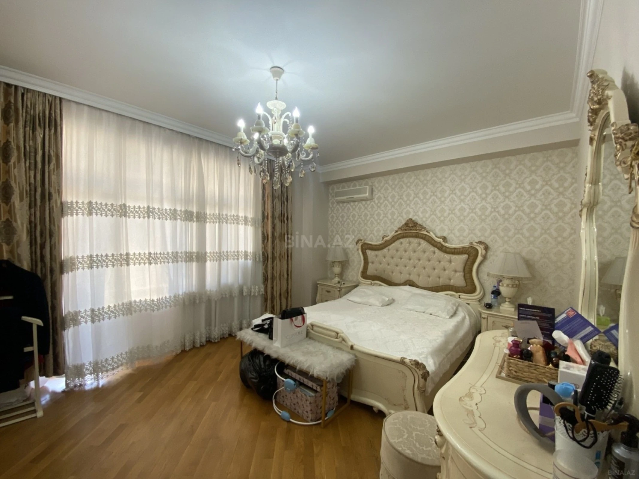 Satılır 4 otaqlı mənzil 177 m²