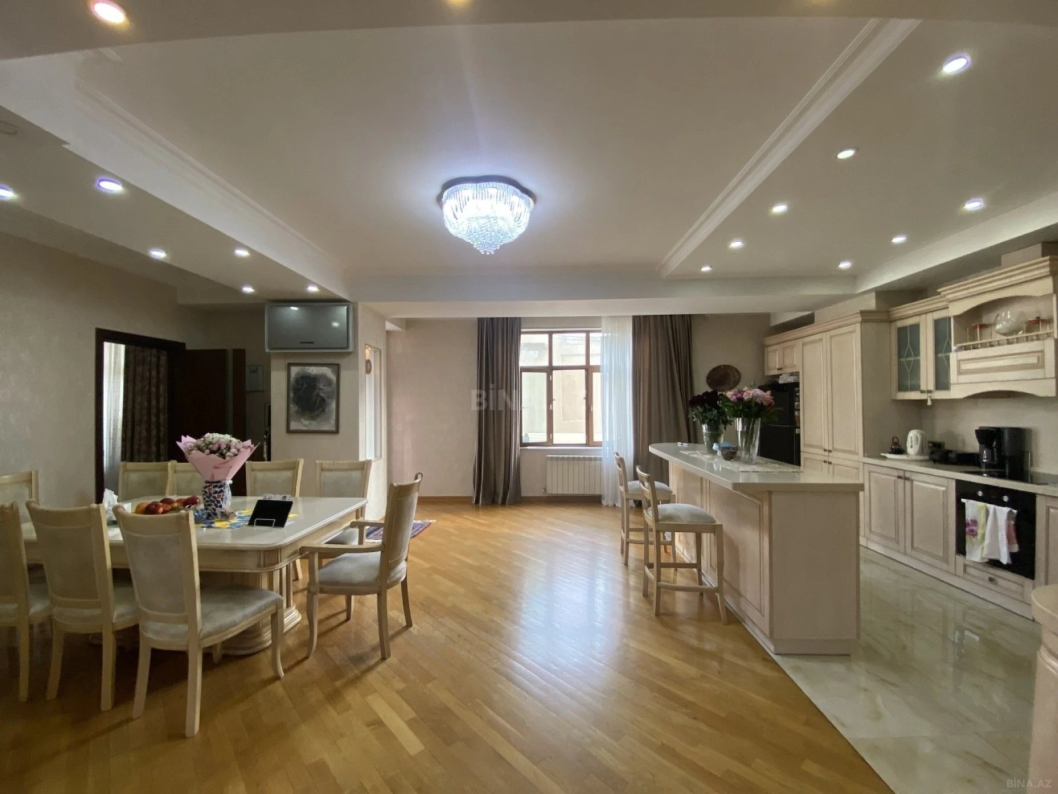 Satılır 4 otaqlı mənzil 177 m²