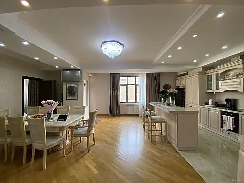 Satılır 4 otaqlı mənzil 177 m²