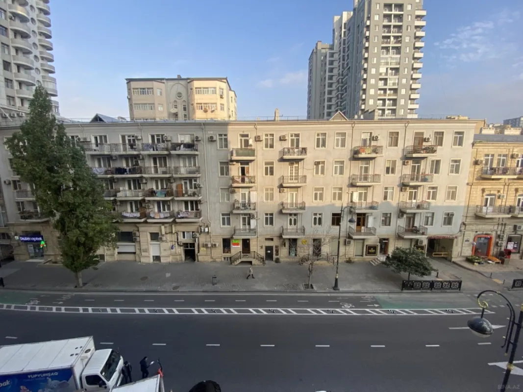 Satılır 4 otaqlı mənzil 177 m²