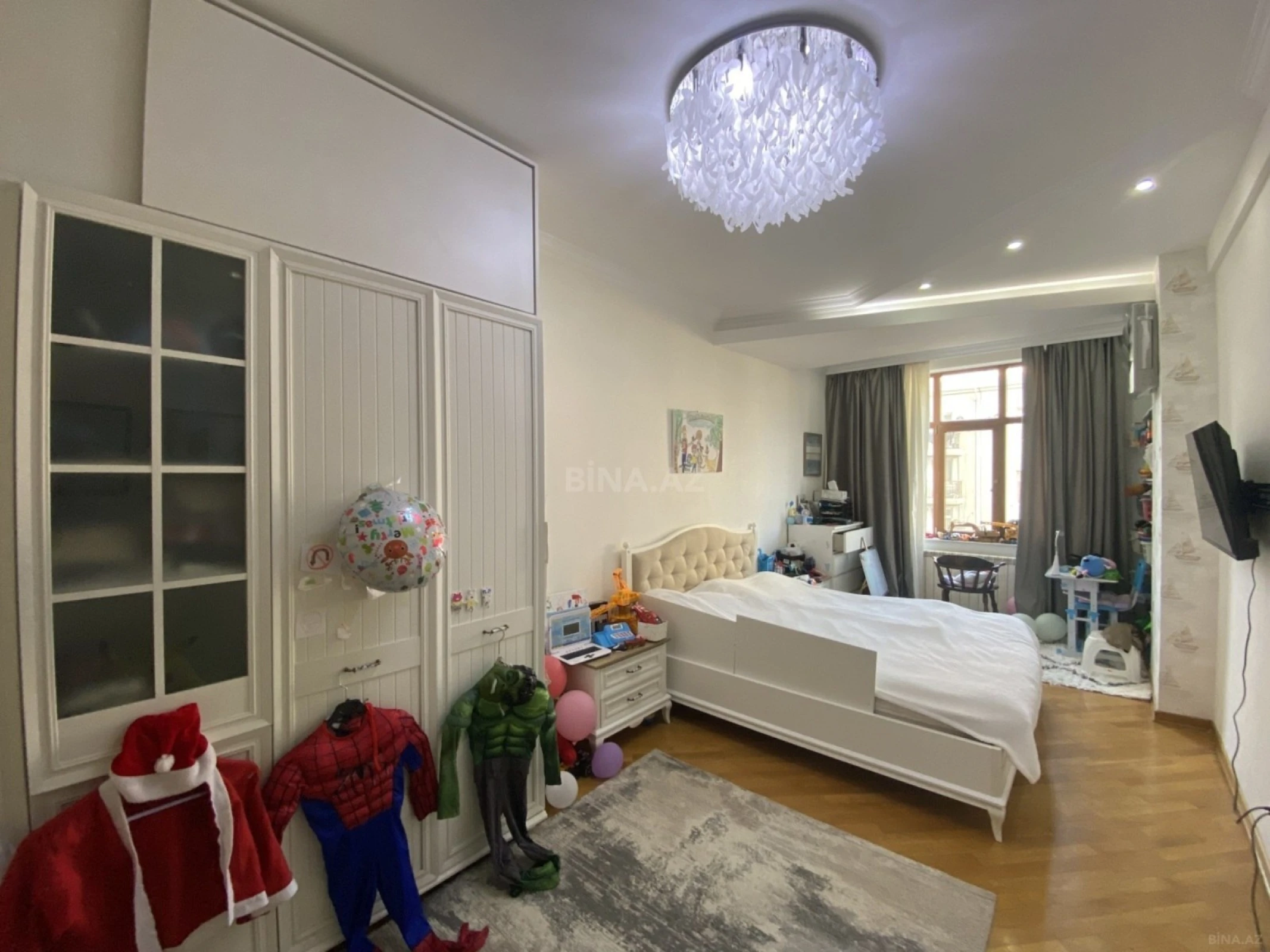 Satılır 4 otaqlı mənzil 177 m²