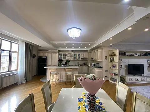 Satılır 4 otaqlı mənzil 177 m²