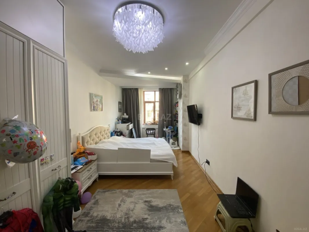 Satılır 4 otaqlı mənzil 177 m²