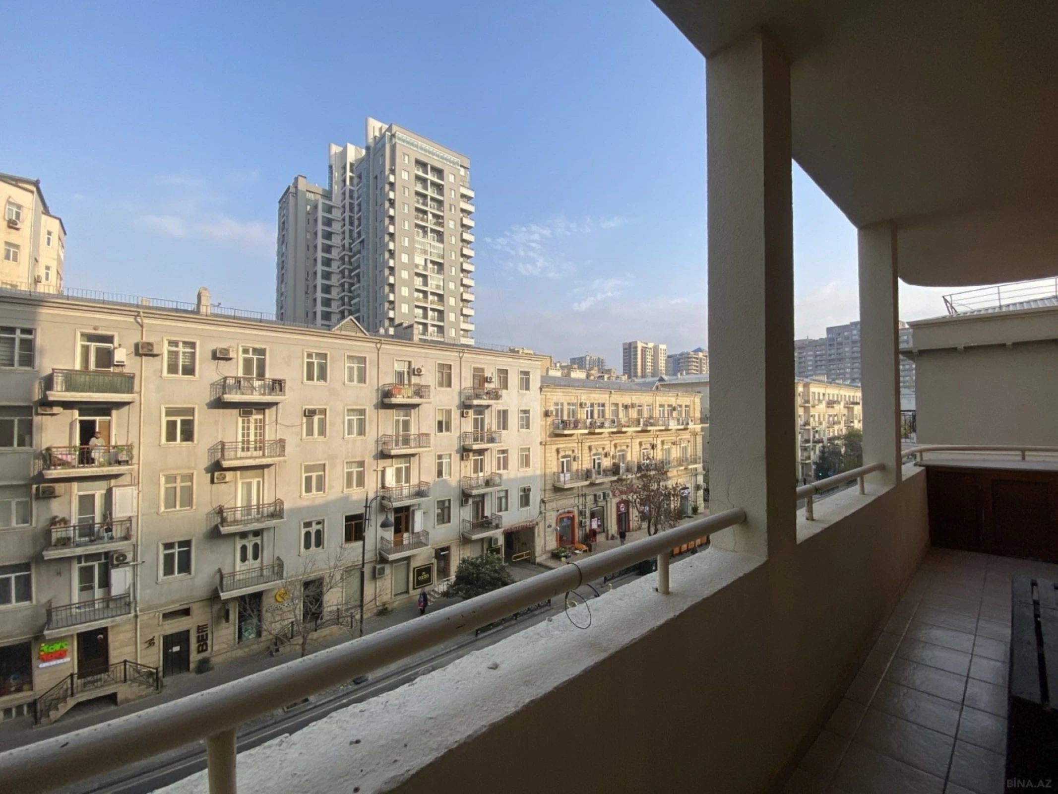 Satılır 4 otaqlı mənzil 177 m²