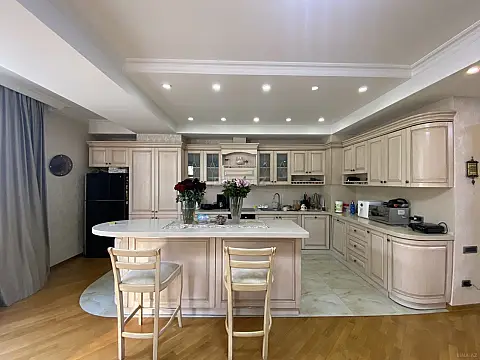 Satılır 4 otaqlı mənzil 177 m²