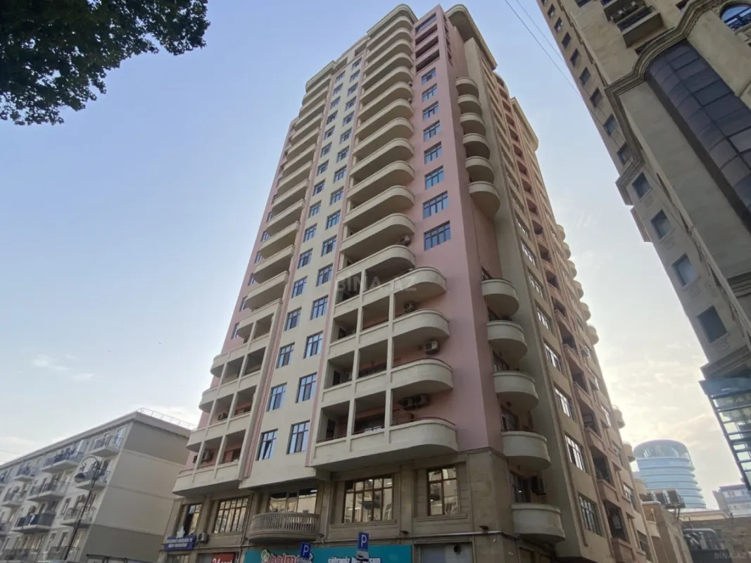 Satılır 4 otaqlı mənzil 177 m²
